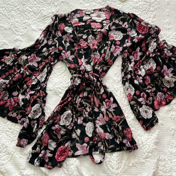 Billabong Tops - Billabong Floral wrap top